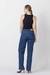 Foto das costas com foco no produto da nossa Calça Jeans Feminina Wideleg Escura Laís, modelo com look completo.