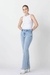 Foto frontal com foco no produto, Calça Jeans Feminina Wideleg Clara Louise, foto de corpo inteiro.