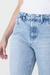 Foto frontal com foco no produto, Calça Jeans Feminina Wideleg Clara Louise, foto com foco nos detalhes do produto.