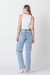 Foto das costas da modelo com foco no produto, Calça Jeans Feminina Wideleg Clara Louise, foto de corpo inteiro.