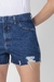 foto com foco no produto do nosso Short Jeans Feminino Escuro Layla, foto com foco no detalhe dos produto.