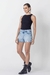 Foto frontal com foco no produto, Short Jeans Feminino Claro Lana, look completo.