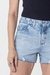Foto frontal com foco no produto, Short Jeans Feminino Claro Lana, foto com foco nos detalhes do pedido.