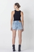 Foto das costas da modelo com foco no produto, Short Jeans Feminino Claro Lana, look completo.