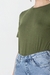 Foto frontal da modelo mais aproximada mostrando mais próximo a Camisa Feminina Básica verde.