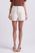 Detalhe do Short Feminino Off White Paloma, enfatizando o design curto e os bolsos faca