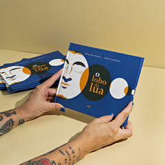Kit O Lobo da Lua — Livro + Bolsa + Postal + Adesivos na internet