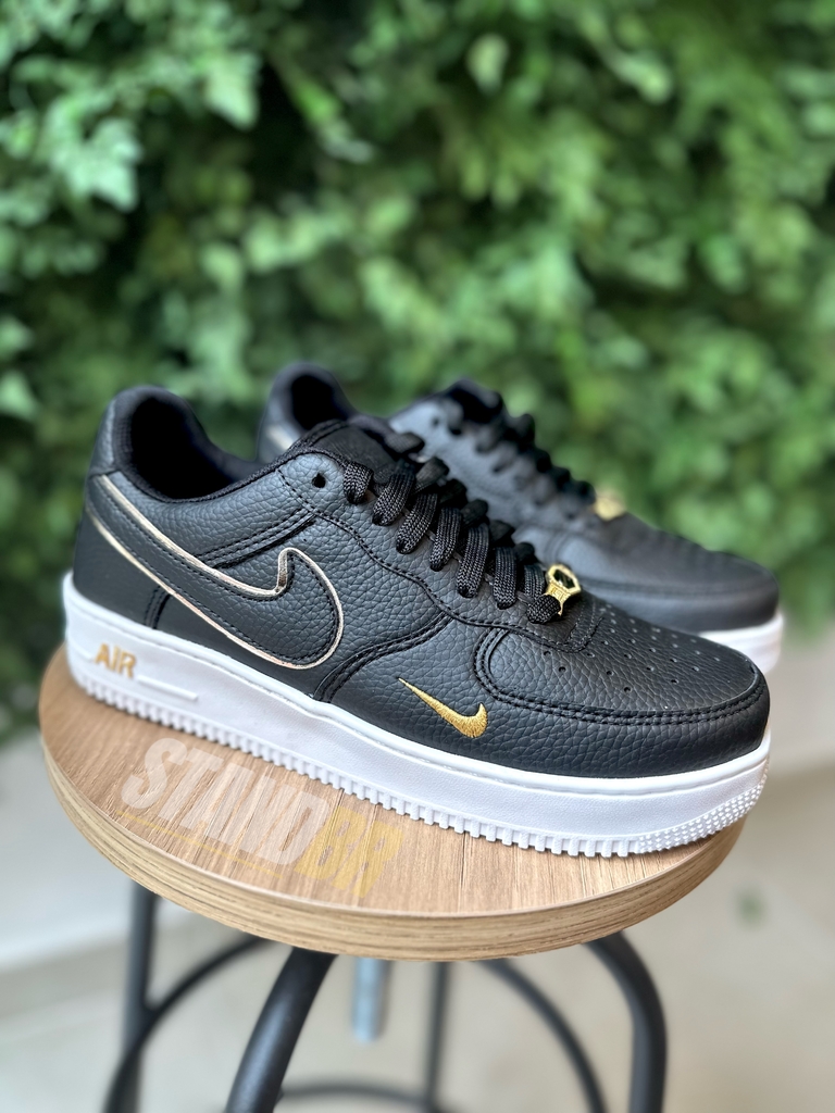 Nike air force 1 dourado sales