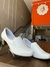 Sapato de couro branco com detalhes