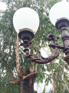 Poste Paris em ferro fundido da Marcenaria Tiradentes, com 5 elegantes cúpulas de vidro, perfeito para decoração de jardins e áreas externas.