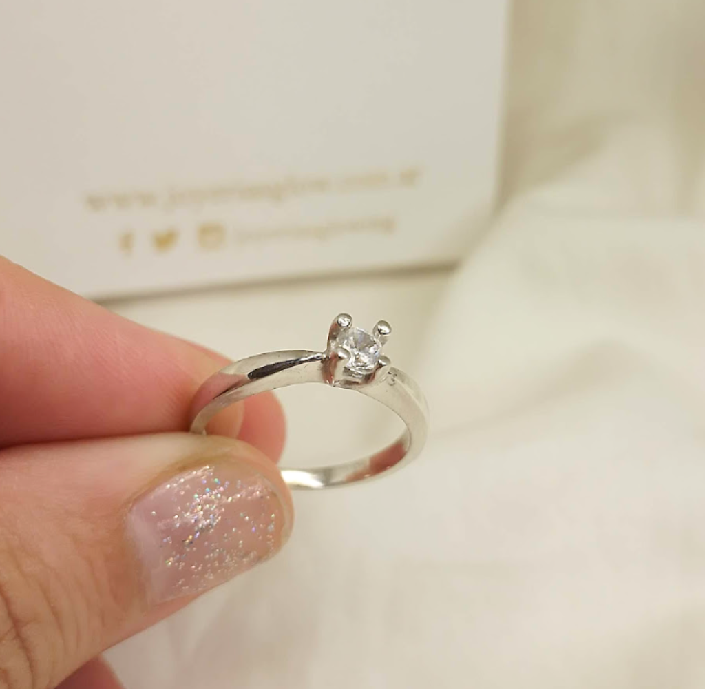 Anillo Cintillo Oro Blanco 18k con piedra Central 4 Grifas