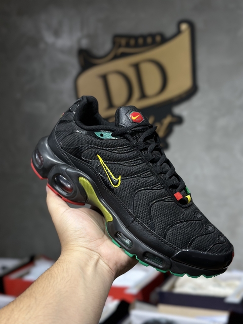 Nike Air Max Plus TN - Preto e dourado - DD OUTLET