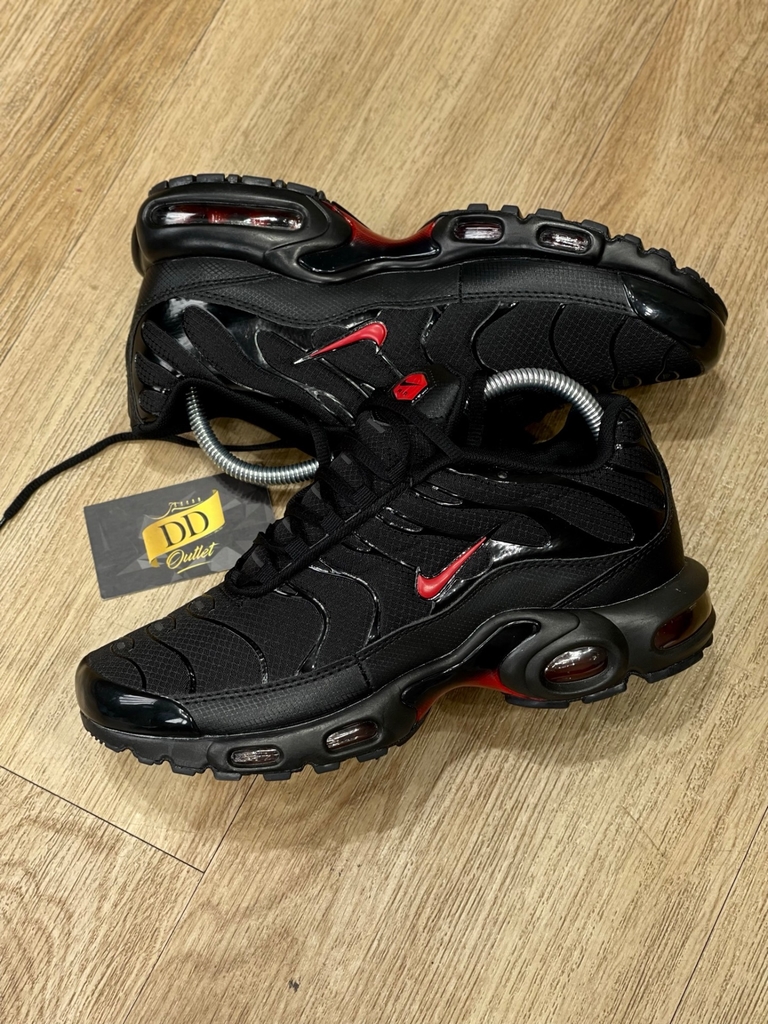 NIKE AIRMAX PLUS TN Preto e vermelho DD OUTLET
