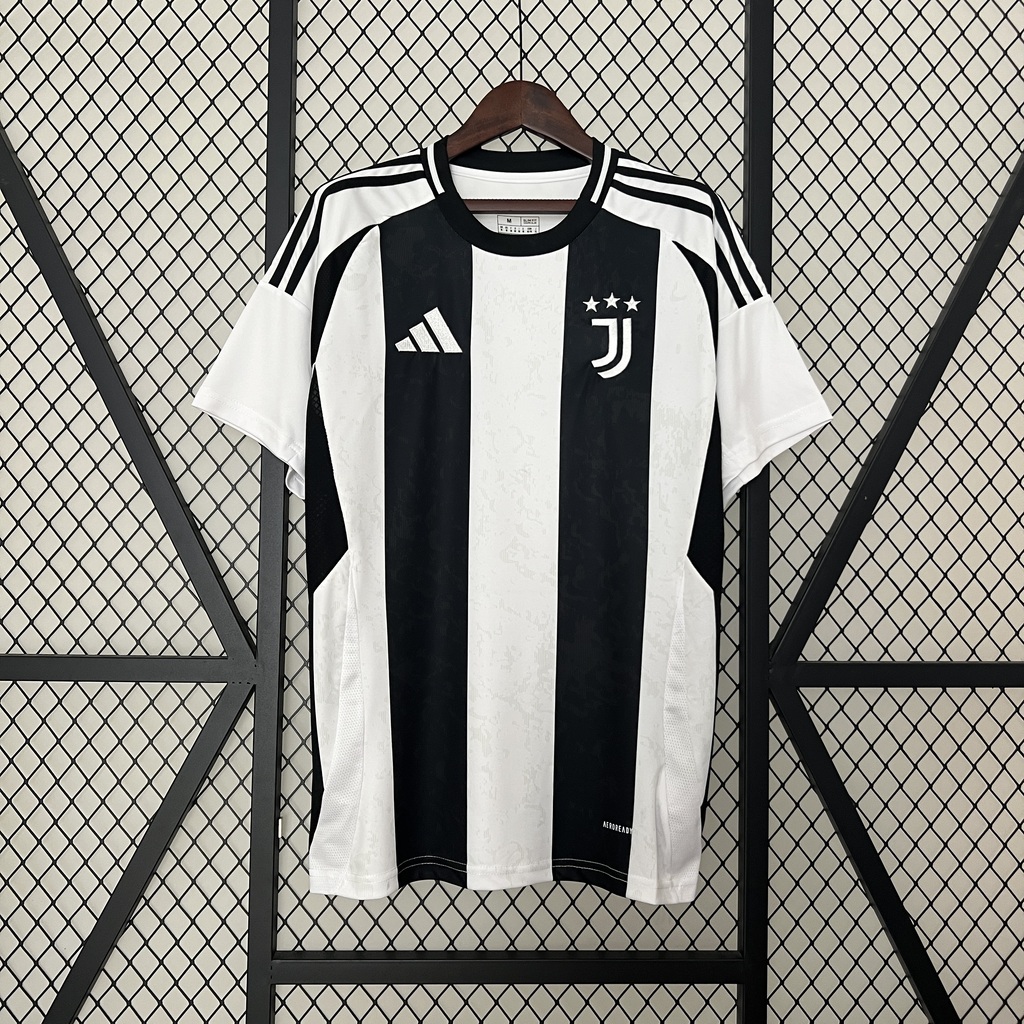 Camiseta blanca de la juventus sale