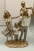 Escultura Família em resina pais e filhos dourado - comprar online