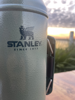 Imagen de Termo Stanley Classic 950 ml con asa y tapón cebador -Verde clasico-