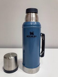 Termo Stanley Classic 950 ml con asa y tapón cebador -Azul marino- en internet