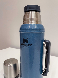 Termo Stanley Classic 950 ml con asa y tapón cebador -Azul marino- - tienda online