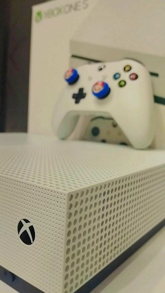 Imagem do Xbox One S 1TB 4K HDR + Jogo Metal Gear Solid V (Console Semi-Novo)