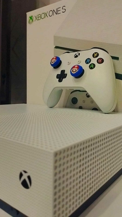 Xbox One S 1TB 4K HDR + Jogo Metal Gear Solid V (Console Semi-Novo)