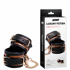 03519 | Tornozeleira com Corrente, Possui Interior Forrado e Ajuste com Fivela – LUXURY FETISH ANKLES CUFFS – SD-111