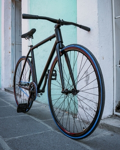 Bicicleta Ultraligera Urbana 700 Negro Mate Llanta Azul MyBikeMx - comprar en línea