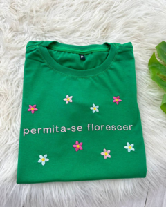 T-shirt Permita-se Florescer - comprar online