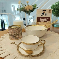 Xicara de café com pires branco e dourado em porcelana