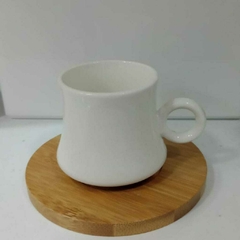 Conjunto com 2 xícaras de café em cerâmica branca com pires de bambú - comprar online