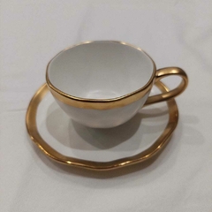 Xicara de café com pires branco e dourado em porcelana - CartMix, loja online especializada em Home Decor, Tablescape e Lifestyle