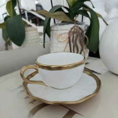 Xicara de café com pires branco e dourado em porcelana - comprar online