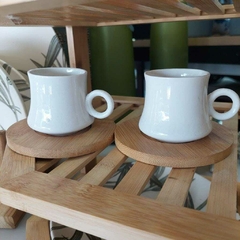 Conjunto com 2 xícaras de café em cerâmica branca com pires de bambú
