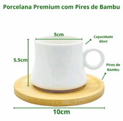 Conjunto com 2 xícaras de café em cerâmica branca com pires de bambú na internet