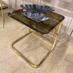 Mesa auxiliar Versailles em metal dourado na internet