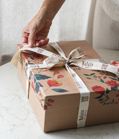 Caixa de Flores com Macaron Framboesa - comprar online