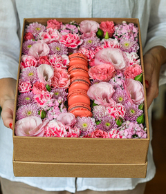 Caixa de Flores com Macaron Framboesa na internet