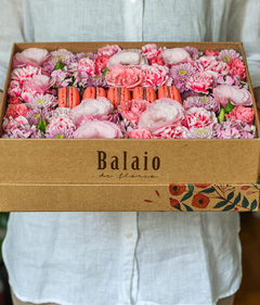 Caixa de Flores com Macaron Framboesa - Balaio de Flores