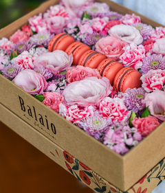 Caixa de Flores com Macaron Framboesa
