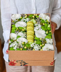 Caixa de Flores com Macaron Pistache - Balaio de Flores