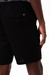 O modelo veste uma Bermuda de Linho cor preta, conta com elástico e cadarço para ajuste na cintura, dois bolsos utilitários na frente e dois bolsos com abotoamento na parte de trás, a bermuda possui um visual clássico e atemporal, o linho por ser um tecid