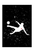 Imagem de uma camiseta branca com uma estampa central no tórax, trata-se de uma ilustração, o rascunho de um um jogador prestes chutar de bicicleta, o rascunho do jogador está em branco, o fundo é preto, há uma cruz de mal no peito dele. 