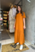 Vestido Longuete com Decote Redondo Mangas Curtas e Babado na Barra na internet