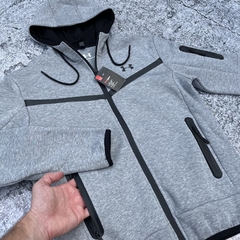 CAMPERA RIVAL FLEECE UA GRIS MELANGE