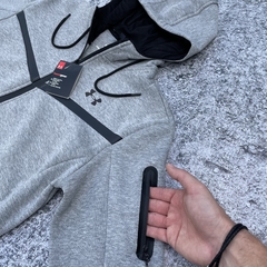 CAMPERA RIVAL FLEECE UA GRIS MELANGE - comprar online