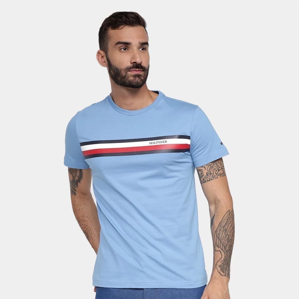 Camiseta Tommy Hilfiger Logo Sublimado Monotype Chest Stripe
