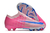 Chuteira Nike Mercurial Vapor 15 Air Zoom FG tendo como cores dois tons de Rosa e detalhes em azul e Branco.