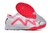 Society Puma Future Ultimate TF na cor Branca e com solado Rosa junto com detalhes nas laterais da mesma cor (Rosa)