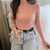 Suéter feminino de manga comprida e gola alta na internet