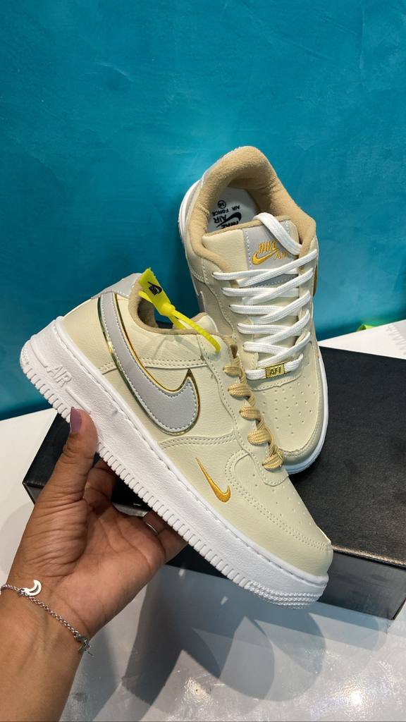 Tenis nike hotsell dourado com glitter
