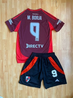 CONJUNTO RIVER PLATE CAMISETA SUPLENTE Y SHORT CON BOLSILLOS Y CIERRE BORJA NUEVO 2025 - comprar online